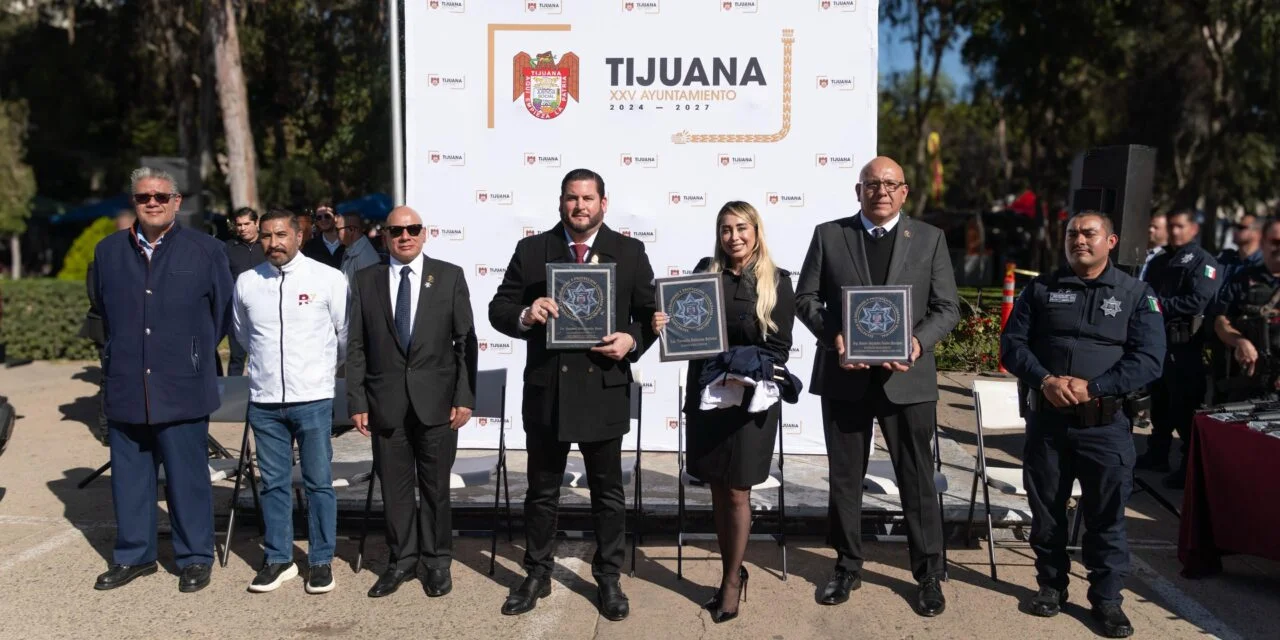 ENTREGA PRESIDENTE MUNICIPAL ISMAEL BURGUEÑO UNIDADES PATRULLA Y ARMAMENTO A LA POLICÍA MUNICIPAL